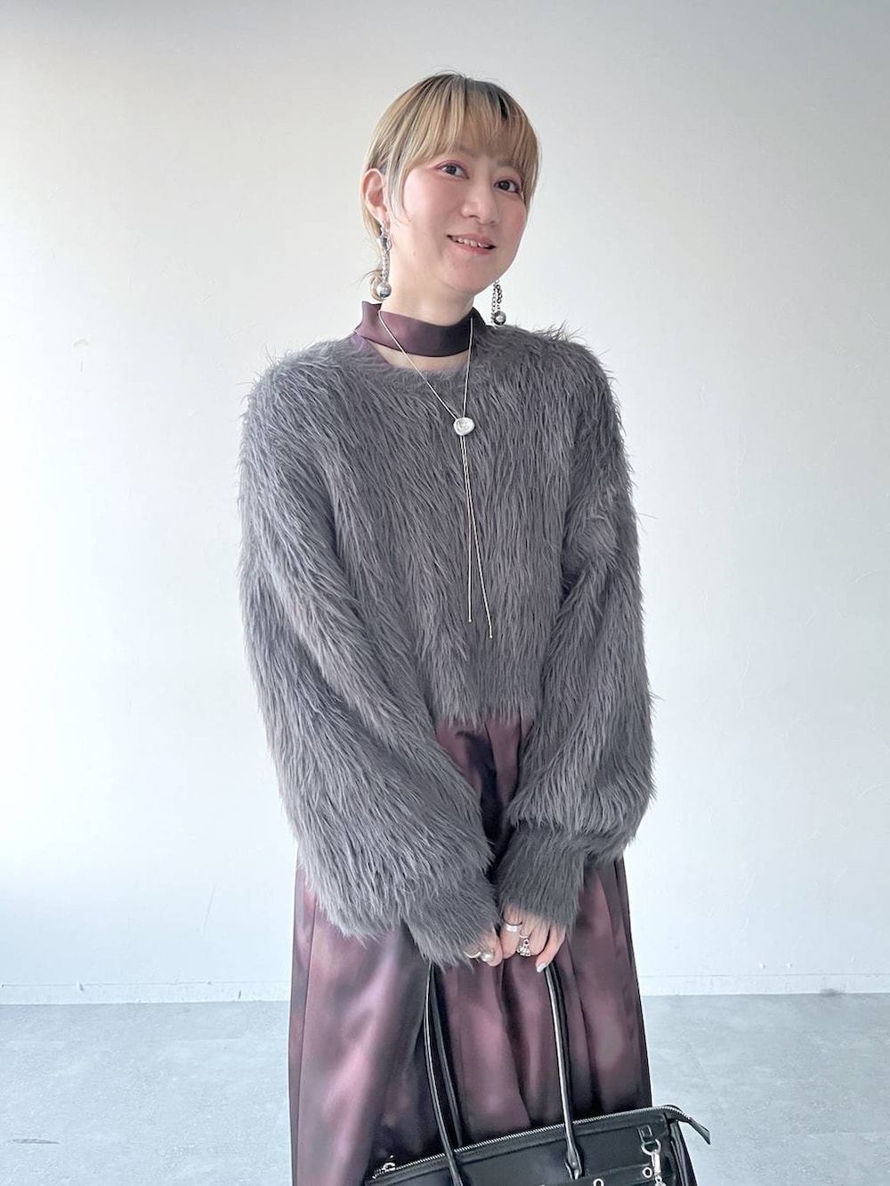 「若見え、モード、カジュアル、女子会、高身長、着痩せ、きれいめ、HARE、着痩せ・細見え、Over40スタッフ、ワンピース、ニット、コート」｜「HAREのロングシャギーニットプルオーバー(HARE)（ニット/セーター、グレー系）」を使った、inhhhan®さん（レディース・165cm）の冬コーディネートの5枚目の写真