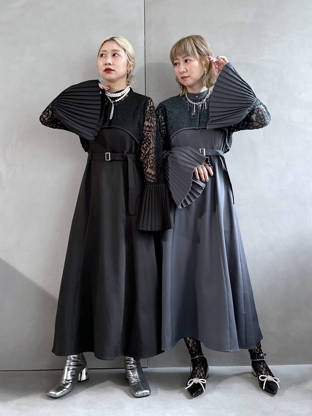 シルバー系のブーツ、ブラック系のパンプス、ブラック系のドレスを着用したレディースの夏コーディネートの8枚目の写真