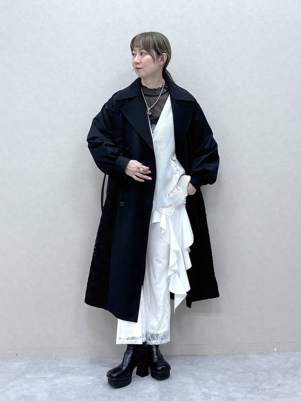 「若見え、モード、カジュアル、女子会、高身長、着痩せ、きれいめ、HARE、着痩せ・細見え、Over40スタッフ、コート、白パンツ」｜「HAREの【EDGY MODE】レースドッキングカーディガン(HARE)（カーディガン/ボレロ、ブラック系）」を使った、inhhhan®さん（レディース・165cm）の冬コーディネートの6枚目の写真