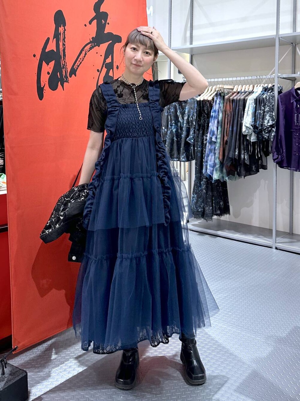 「ワンピース、若見え、モード、カジュアル、女子会、高身長、着痩せ、きれいめ、HARE、着痩せ・細見え、Over40スタッフ、デートコーデ」｜「HAREのデニムレースキリカエブルゾン(HARE)（デニムジャケット、ブラック系）」を使った、inhhhan®さん（レディース・165cm）の春コーディネートの3枚目の写真