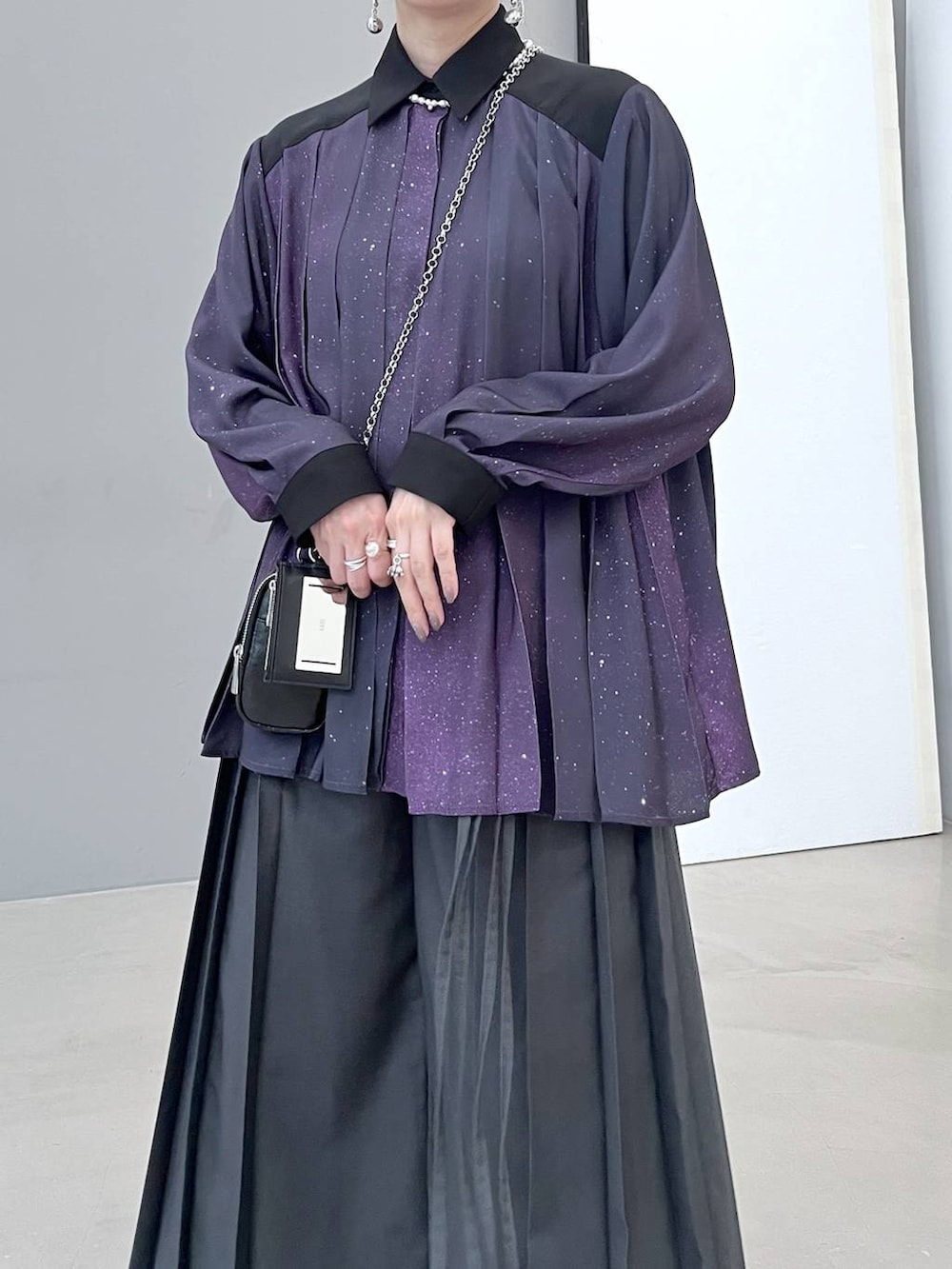 「若見え、モード、カジュアル、女子会、高身長、着痩せ、ワイドパンツ、シャツ、きれいめ、HARE、着痩せ・細見え、Over40スタッフ」｜「HAREのメタルヒールストレッチブーツ(HARE)（ブーツ、ブラック系）」を使った、inhhhan®さん（レディース・165cm）の秋コーディネートの3枚目の写真