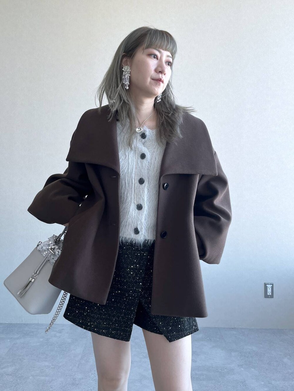 「若見え、モード、カジュアル、デート/ロマンティック、女子会、着痩せ、高見え、きれいめ、HARE、着痩せ・細見え、ウーリーテック、ショートパンツ、ニット、カーディガン」｜「HAREのループタイネックレス(HARE)（ネックレス、シルバー系）」を使った、inhhhan®さん（レディース・165cm）の秋コーディネートの3枚目の写真