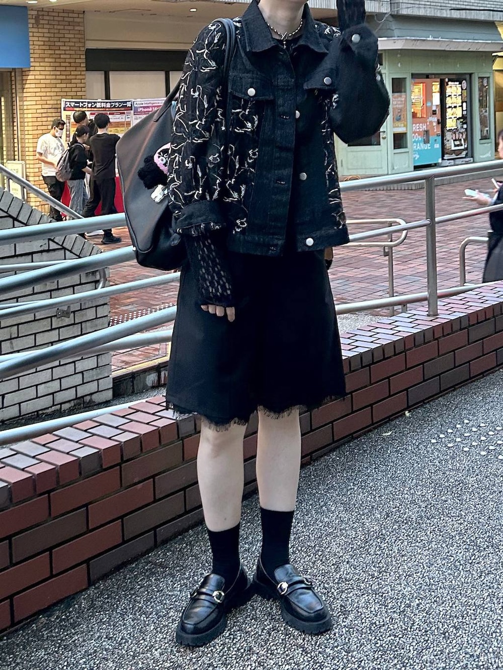 「若見え、モード、カジュアル、女子会、高身長、着痩せ、デニムパンツ、ハーフパンツ、きれいめ、HARE、着痩せ・細見え、Over40スタッフ、ワントーン、ブラックコーデ、ブランドミックス」｜「eLの【eL】Large Boston Bag/288120（ショルダーバッグ、ブラック系）」を使った、inhhhan®さん（レディース・165cm）の春コーディネートの4枚目の写真