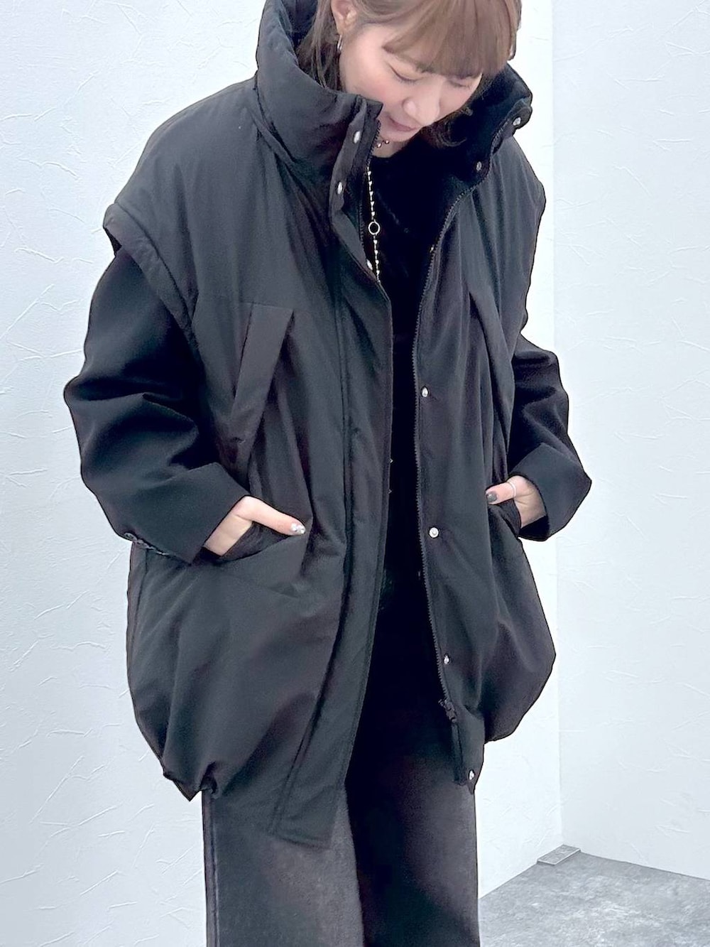 ブラック系のその他アウター、シルバー系のネックレスを着用したレディースの冬コーディネートの3枚目の写真