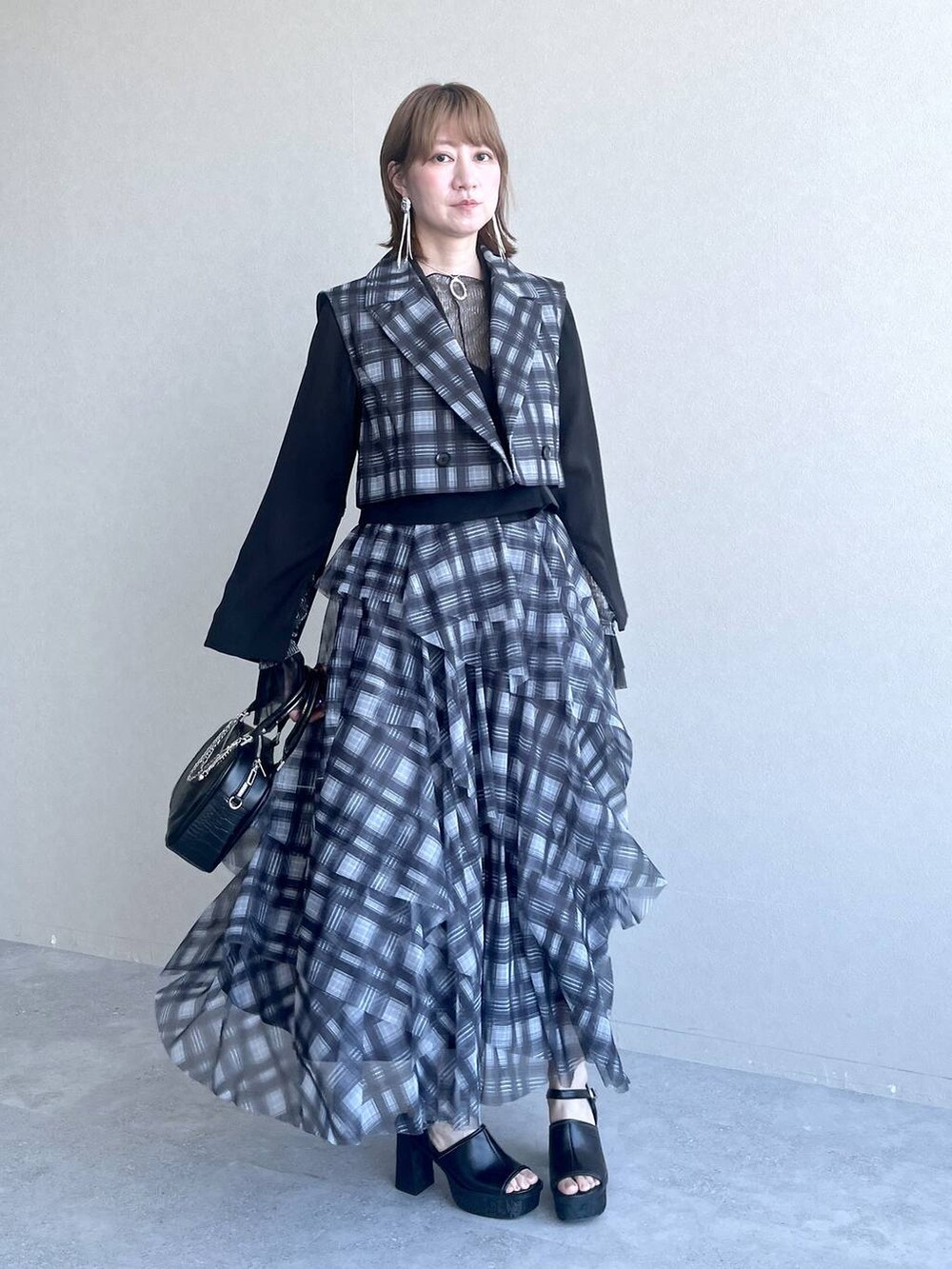 ブラック系のTシャツ/カットソー、ブラック系のテーラードジャケット、ブラック系のショルダーバッグを着用したレディースの春コーディネートの8枚目の写真