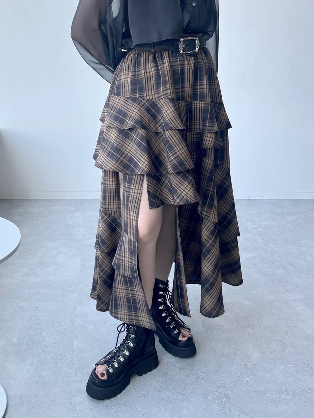 「スカート、チェック、シアートップス、若見え、モード、カジュアル、女子会、高身長、着痩せ、きれいめ、HARE、着痩せ・細見え、Over40スタッフ」|「HAREのデザインレースアップブーサン(HARE)(サンダル、ブラック系)」を使った、inhhhan®さん(レディース・165cm)の春コーディネートの4枚目の写真