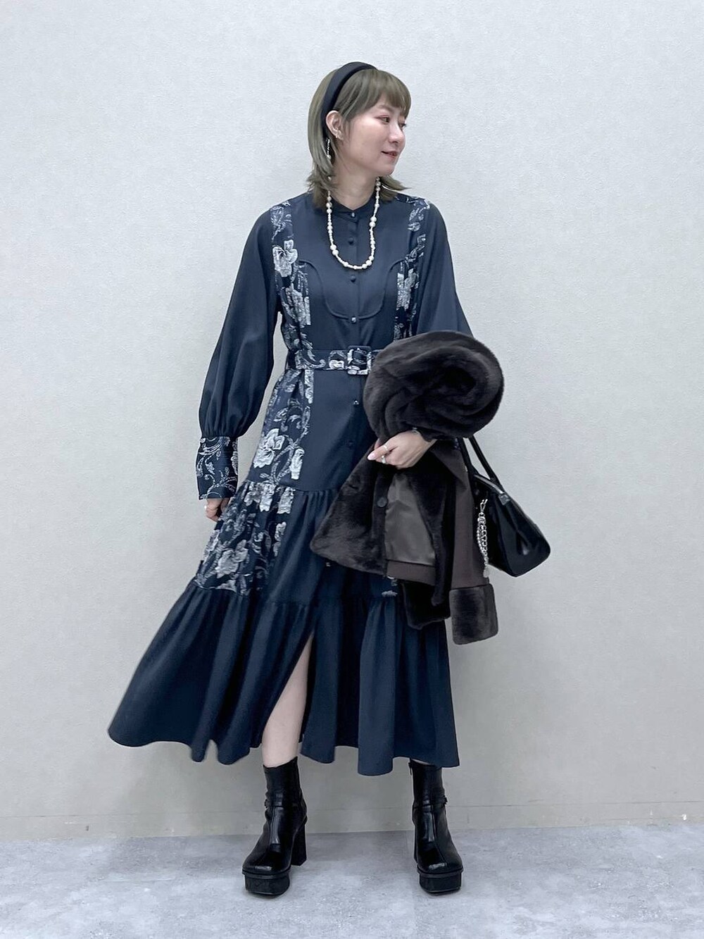 「若見え、モード、カジュアル、女子会、高身長、着痩せ、きれいめ、HARE、着痩せ・細見え、Over40スタッフ、ワンピース、アウター、デート/ロマンティック、デートコーデ、おでかけ」｜「HAREのガラソールチャンキーブーツ(HARE)（ブーツ、ブラック系）」を使った、inhhhan®さん（レディース・165cm）の冬コーディネートの6枚目の写真