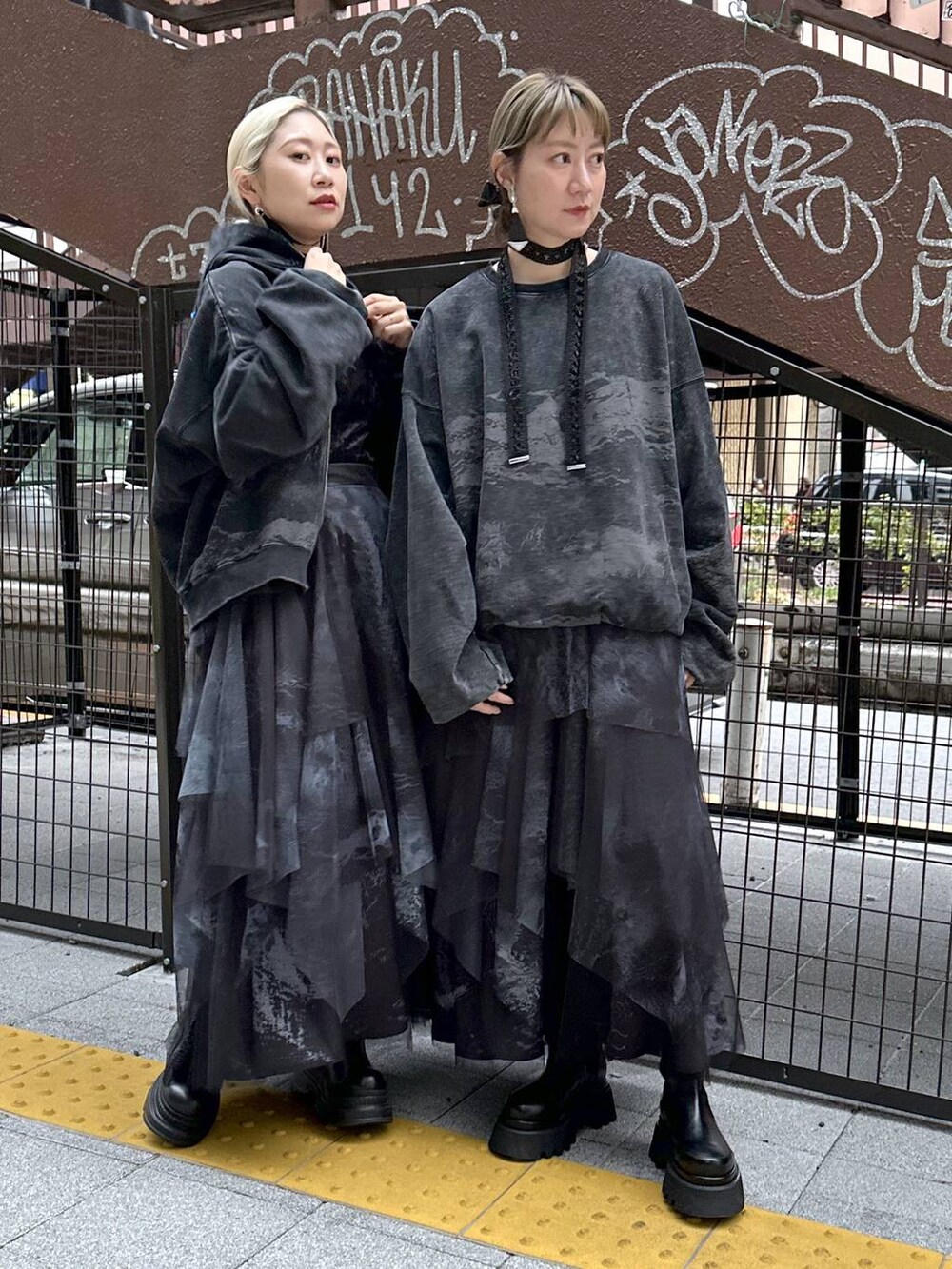 「スウェット、パーカー、スカート、ワントーン、リンクコーデ、若見え、モード、カジュアル、女子会、高身長、着痩せ、きれいめ、HARE、着痩せ・細見え、Over40スタッフ」｜「HAREのマルチWAYレースリボンチョーカー(HARE)（チョーカー、ブラック系）」を使った、inhhhan®さん（レディース・165cm）の冬コーディネートの6枚目の写真