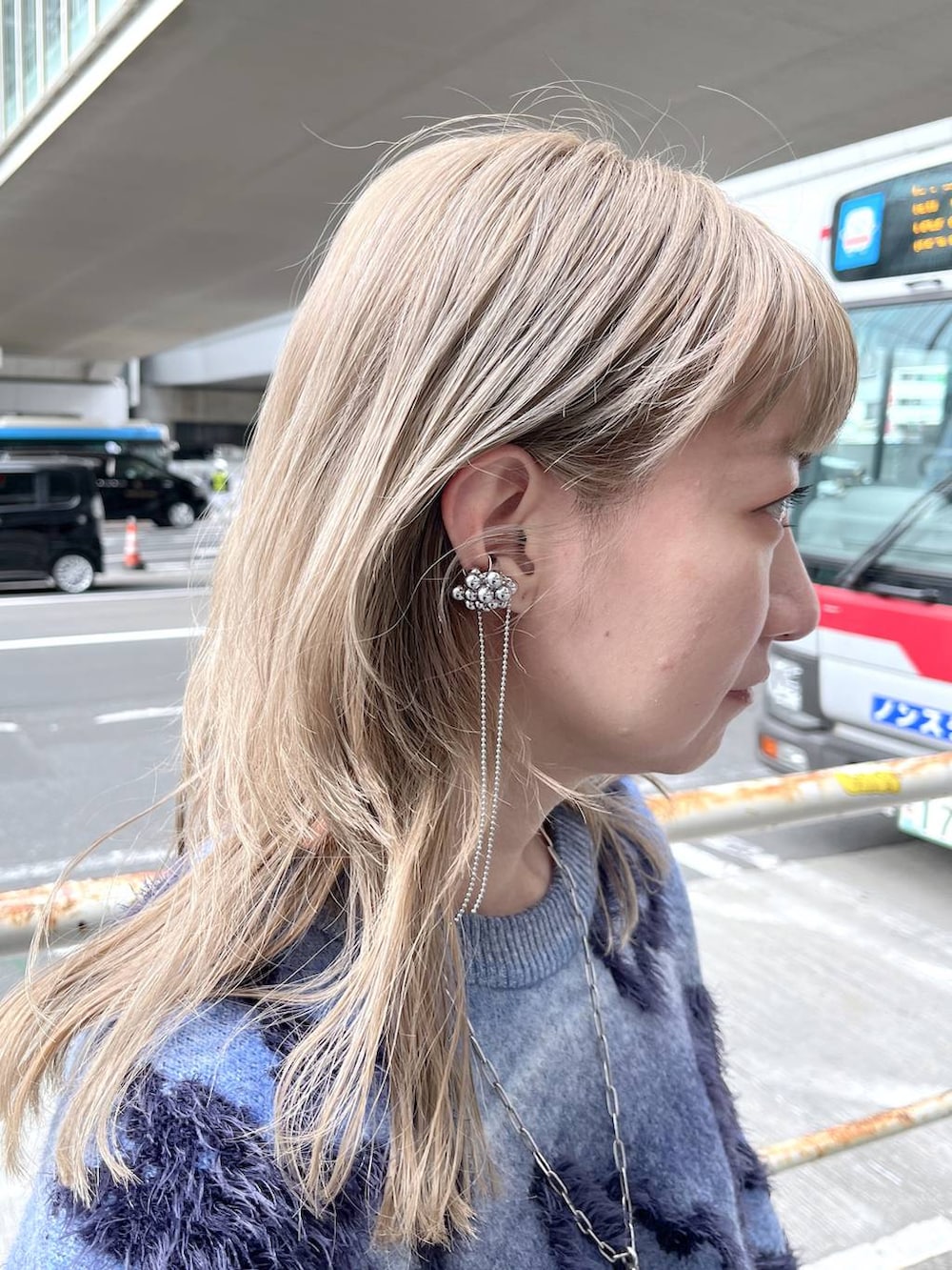 「若見え、モード、ユニセックス、カジュアル、デート/ロマンティック、女子会、着痩せ、高見え、きれいめ、HARE、着痩せ・細見え、イヤリング、ニット」｜「HAREのイソザイハイショクフラワープルオーバー(HARE)（ニット/セーター、ブルー系）」を使った、inhhhan®さん（レディース・165cm）の冬コーディネートの7枚目の写真
