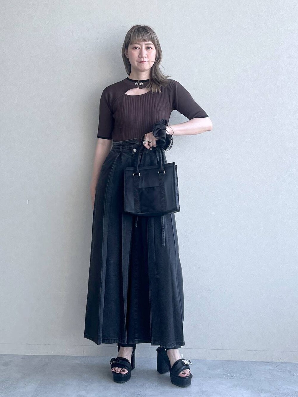 「若見え、モード、カジュアル、女子会、高身長、着痩せ、きれいめ、HARE、着痩せ・細見え、Over40スタッフ、デニムパンツ、ニット」｜「HAREの2PSETバングル(HARE)（バングル/リストバンド、ブラック系）」を使った、inhhhan®さん（レディース・165cm）の夏コーディネートの8枚目の写真