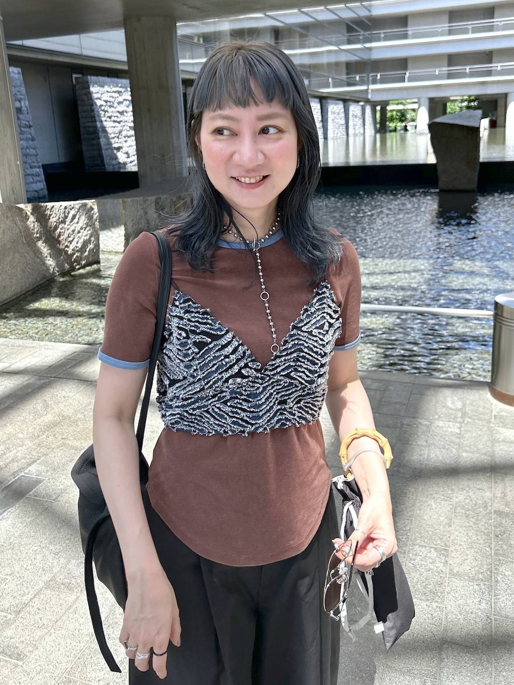 「Over40スタッフ、着痩せ、きれいめ、HARE、着痩せ・細見え、テーパードパンツ、Tシャツ、若見え、モード、カジュアル、女子会、高身長、サングラス、apart by lowrys、eL」｜「A part byの【インフルエンサーkuronekoさんコラボ】パイルリンガーTシャツ（Tシャツ/カットソー、ブラウン系）」を使った、inhhhan®さん（レディース・165cm）の夏コーディネートの4枚目の写真