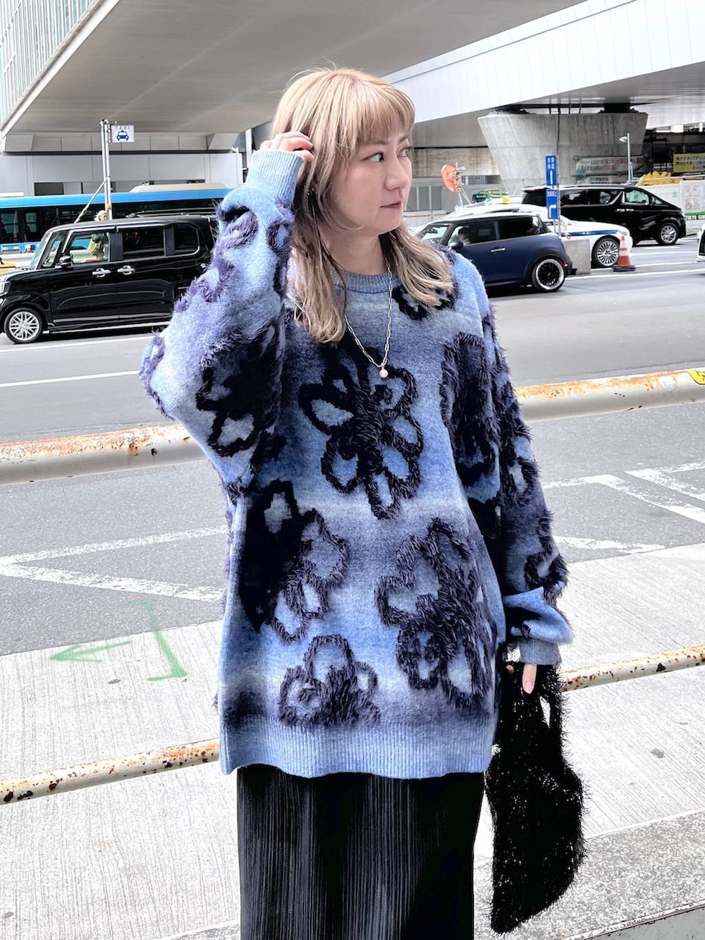 「若見え、モード、ユニセックス、カジュアル、デート/ロマンティック、女子会、着痩せ、高見え、きれいめ、HARE、着痩せ・細見え、イヤリング、ニット」｜「HAREのイソザイハイショクフラワープルオーバー(HARE)（ニット/セーター、ブルー系）」を使った、inhhhan®さん（レディース・165cm）の冬コーディネートの2枚目の写真