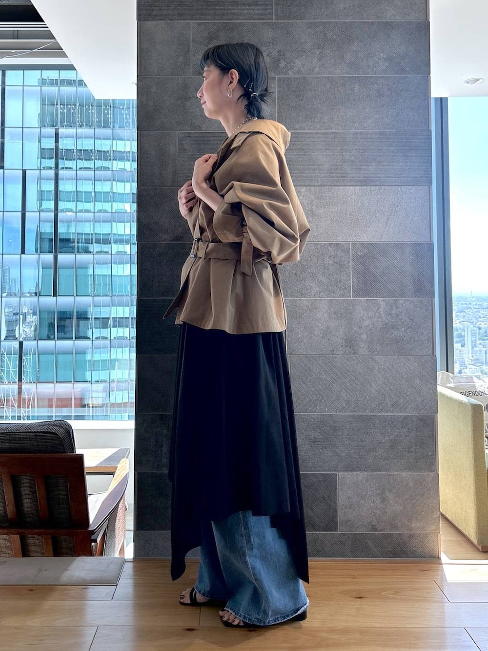 ブルー系のデニムパンツ、ホワイト系のTシャツ/カットソー、ブラック系のワンピースを着用したレディースの夏コーディネートの8枚目の写真