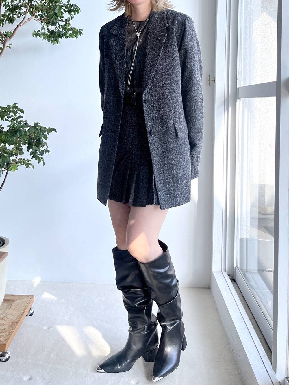 ブラック系のブーツ、ブラック系のTシャツ/カットソー、ブラック系のセットアップを着用したレディースの秋コーディネートの4枚目の写真
