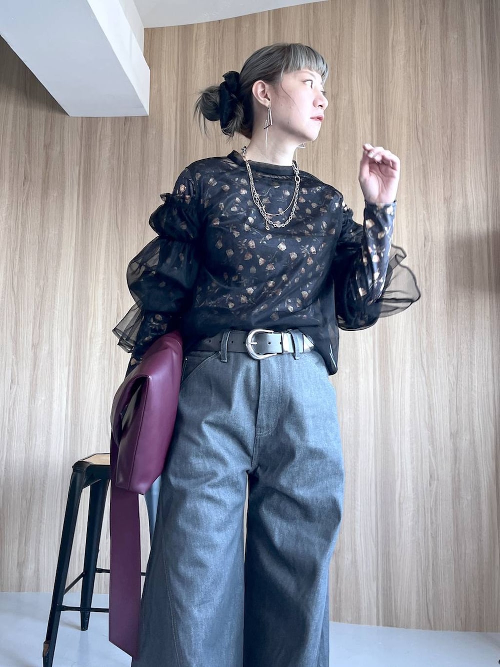 「カジュアル、若見え、モード、女子会、高身長、着痩せ、きれいめ、HARE、着痩せ・細見え、Over40スタッフ、デニムパンツ」|「HAREのシンセティックレザーショッパートートバッグ(HARE)(トートバッグ、レッド系)」を使った、inhhhan®さん(レディース・165cm)の秋コーディネートの3枚目の写真