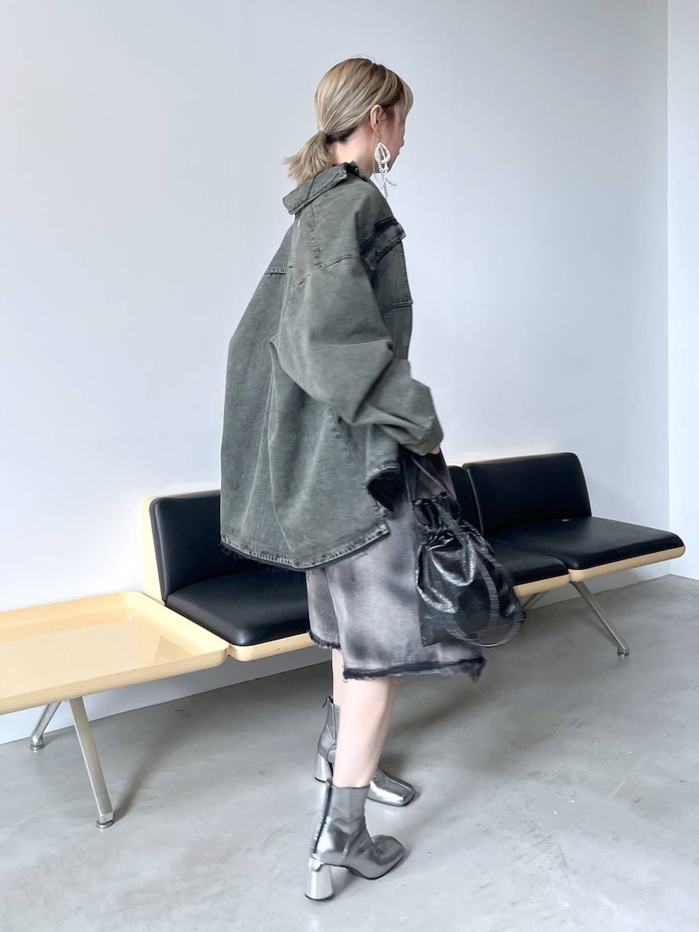 「若見え、モード、カジュアル、女子会、高身長、着痩せ、きれいめ、HARE、着痩せ・細見え、Over40スタッフ、ユニセックス、デニムパンツ、ハーフパンツ、シャツ」｜「HAREのパールリボンピアス(HAERE)（ピアス（両耳用）、シルバー系）」を使った、inhhhan®さん（レディース・165cm）の夏コーディネートの8枚目の写真