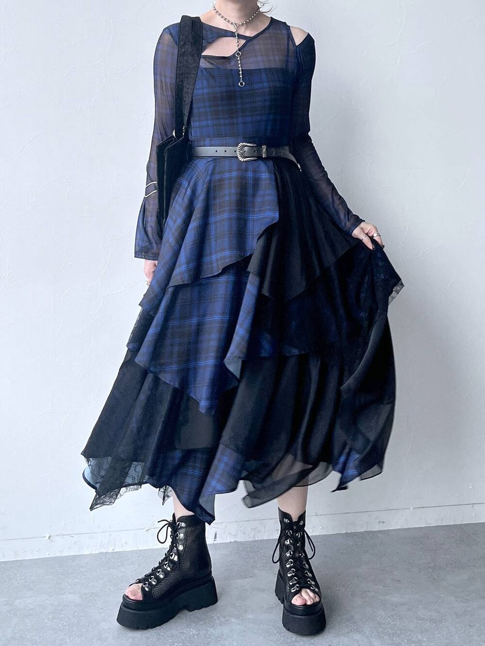 「若見え、モード、カジュアル、女子会、高身長、着痩せ、きれいめ、HARE、着痩せ・細見え、Over40スタッフ、セットアップ、チェック、スカート」|「HAREのデザインレースアップブーサン(HARE)(サンダル、ブラック系)」を使った、inhhhan®さん(レディース・165cm)の春コーディネートの4枚目の写真