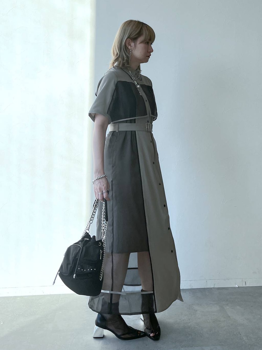 「若見え、モード、カジュアル、女子会、高身長、着痩せ、きれいめ、HARE、着痩せ・細見え、Over40スタッフ、ワンピース」｜「HAREのメタルヒールメッシュブーサン(HARE)（サンダル、ブラック系）」を使った、inhhhan®さん（レディース・165cm）の夏コーディネートの6枚目の写真