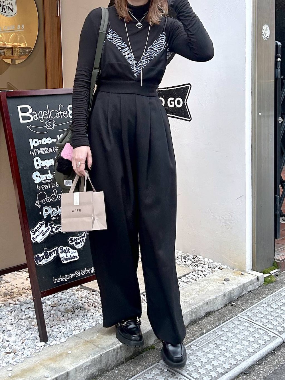 「若見え、モード、カジュアル、女子会、高身長、着痩せ、きれいめ、着痩せ・細見え、Over40スタッフ、ブランドミックス、apart by lowrys、サロペット」｜「A part byの【セットアップ対応】LNTサージコクーンサロペット（サロペット/オーバーオール、ブラック系）」を使った、inhhhan®さん（レディース・165cm）の春コーディネートの5枚目の写真