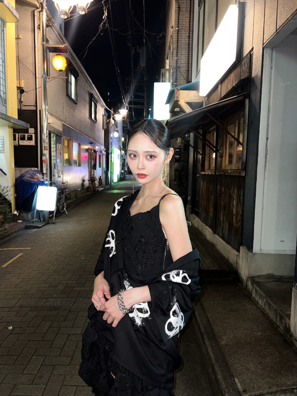 ブラック系のシャツ/ブラウス、ブラック系のワンピース/ドレス、シルバー系のピアス（両耳用）を着用したレディースの夏コーディネートの2枚目の写真