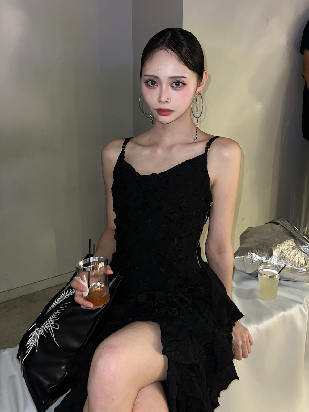 ブラック系のシャツ/ブラウス、ブラック系のワンピース/ドレス、シルバー系のピアス（両耳用）を着用したレディースの夏コーディネートの3枚目の写真