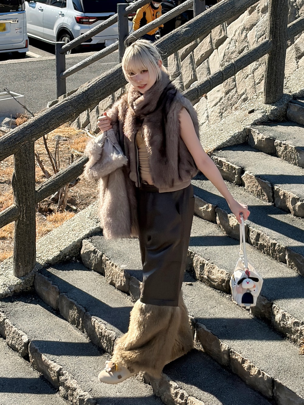 ブラウン系のその他パンツ、ブラウン系のジャケット/アウター、ホワイト系のバッグを着用したレディースの冬コーディネートの3枚目の写真