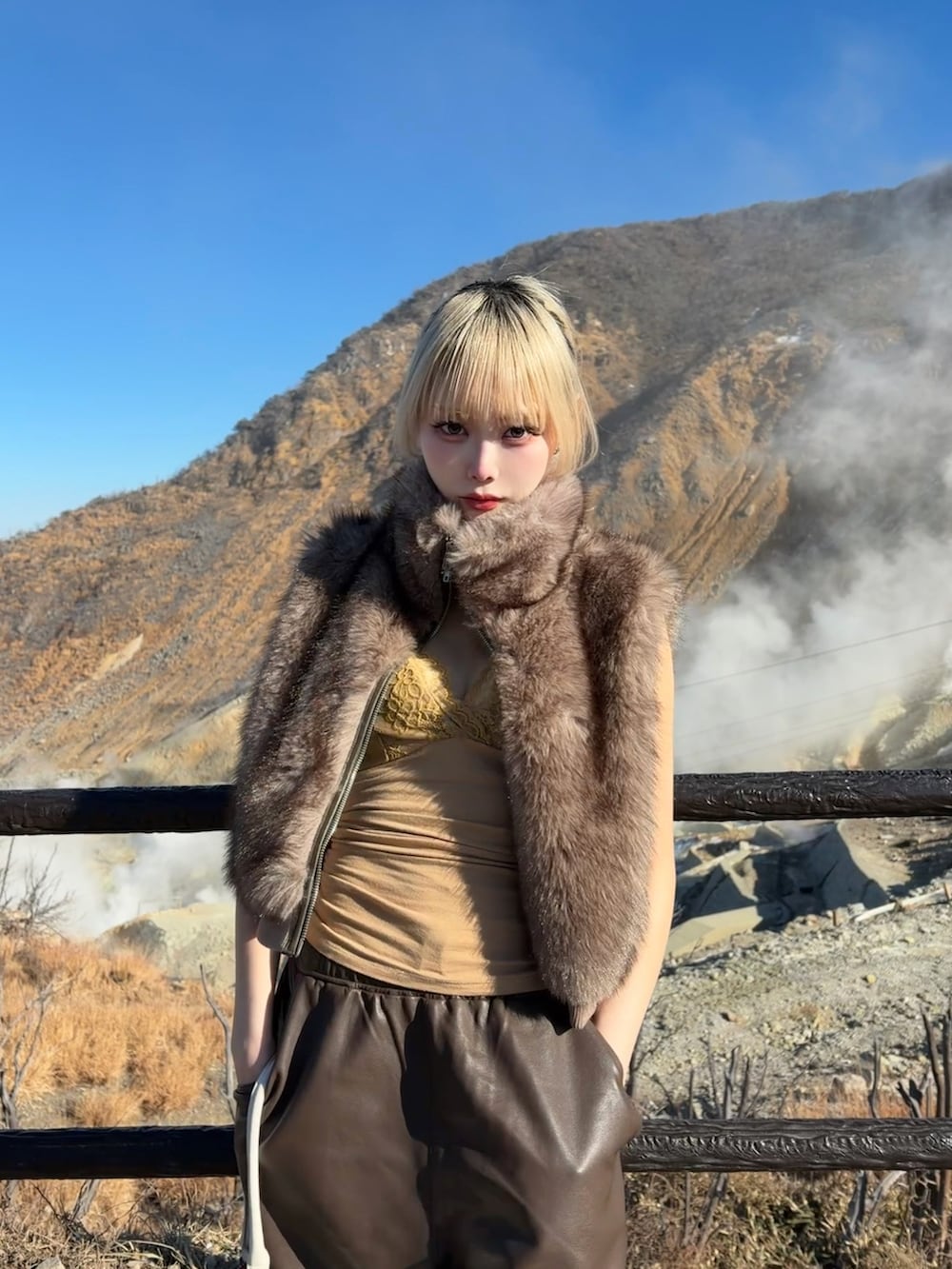 ブラウン系のその他パンツ、ブラウン系のジャケット/アウター、ホワイト系のバッグを着用したレディースの冬コーディネートの2枚目の写真