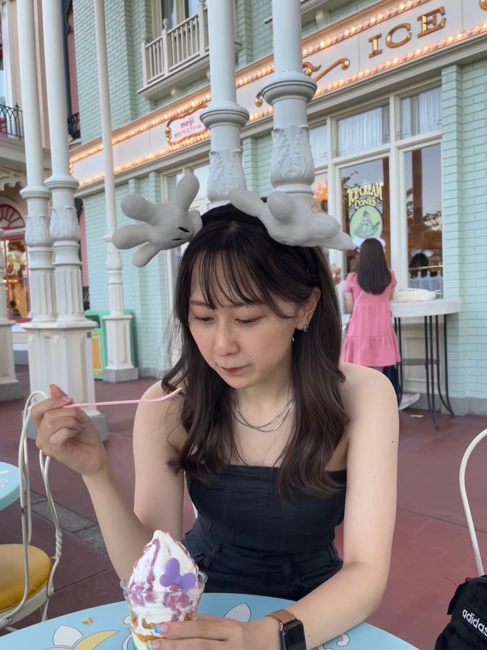 「ディズニー、ディズニーランド、ZARA、ザラ、ザラジョ、スニーカー、ブラック、パンツスタイル、オールインワン、夏コーデ、プチプラ、プチプラコーデ」｜「ZARAのアイテム（つなぎ/オールインワン、ブラック系）」を使った、wakanaさん（レディース・157cm）の夏コーディネートの2枚目の写真