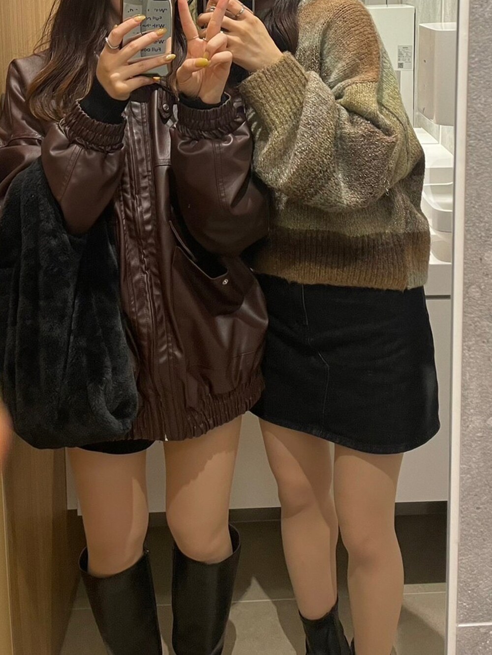 ブラウン系のブルゾン、ブラック系のブーツ、ブラック系のトートバッグを着用したレディースの秋コーディネートの3枚目の写真