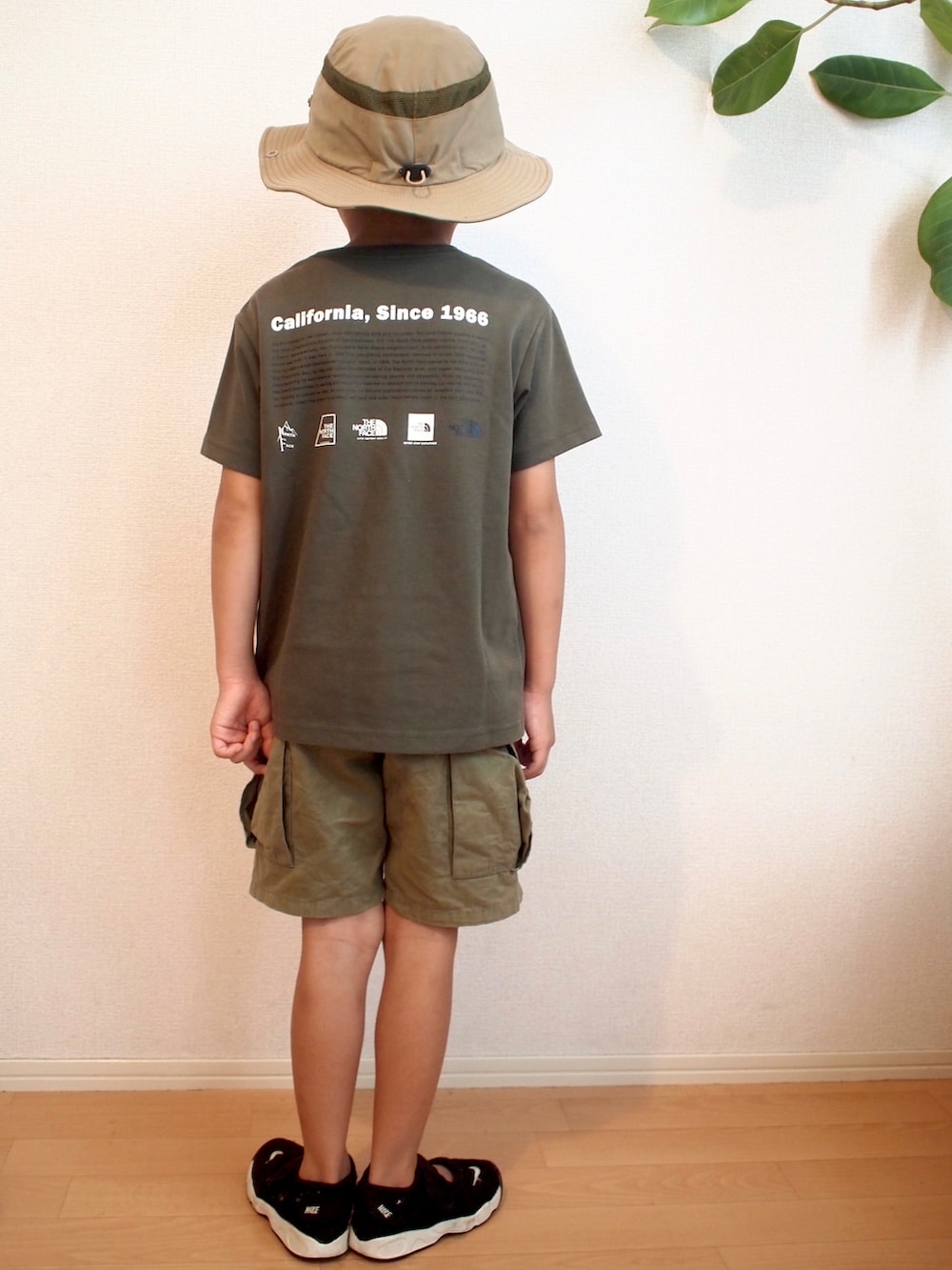 「夏コーデ、THE NORTH FACE、ノースフェイス、キャンプ、カーキ、ハーフパンツ、カーゴパンツ、帽子、カンカン帽」｜「THE NORTH FACEのTHE NORTH FACE/ザ・ノース・フェイス/S/S HIS LOGO TEE/ショートスリーブヒズロゴティー/NTJ32143/s/s his logo tee（Tシャツ/カットソー、グリーン系）」を使った、KOppiiiiiさん（キッズ・100cm）の夏コーディネートの3枚目の写真
