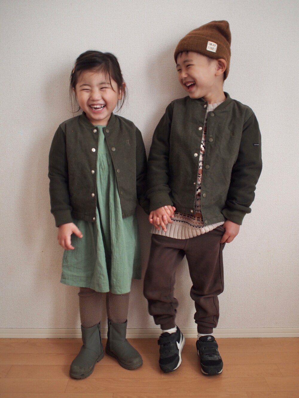 グリーン系のブルゾン、グリーン系のブルゾン、ベージュ系のニット/セーターを着用したキッズの冬コーディネートの2枚目の写真