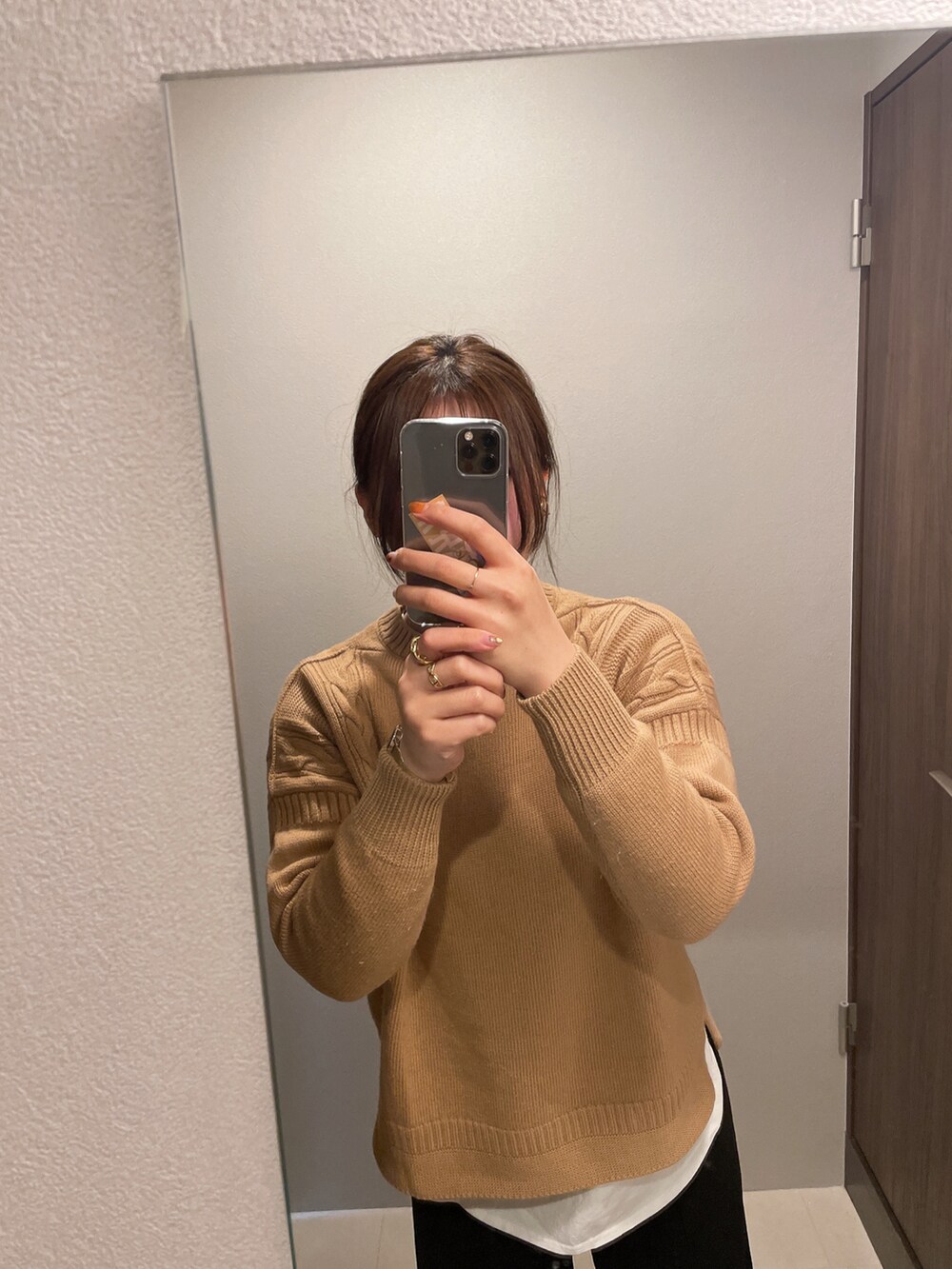 ベージュ系のニット/セーター、ゴールド系のリング、ゴールド系のリングを着用したレディースの冬コーディネートの2枚目の写真