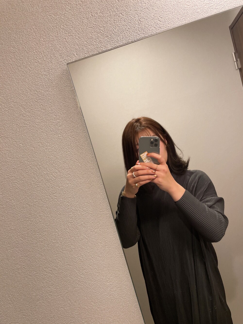 ゴールド系のリング、ゴールド系のリング、ゴールド系のアナログ腕時計を着用したレディースの冬コーディネートの2枚目の写真