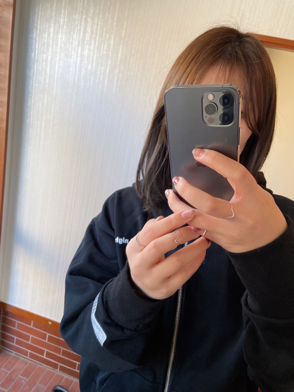 シルバー系のリング、シルバー系のリングを着用したレディースの冬コーディネートの2枚目の写真