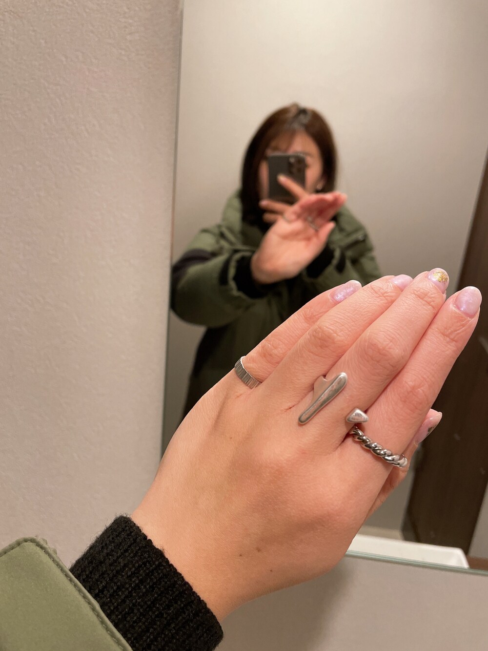 グリーン系のダウンジャケット/コート、シルバー系のリング、シルバー系のリングを着用したレディースの冬コーディネートの2枚目の写真