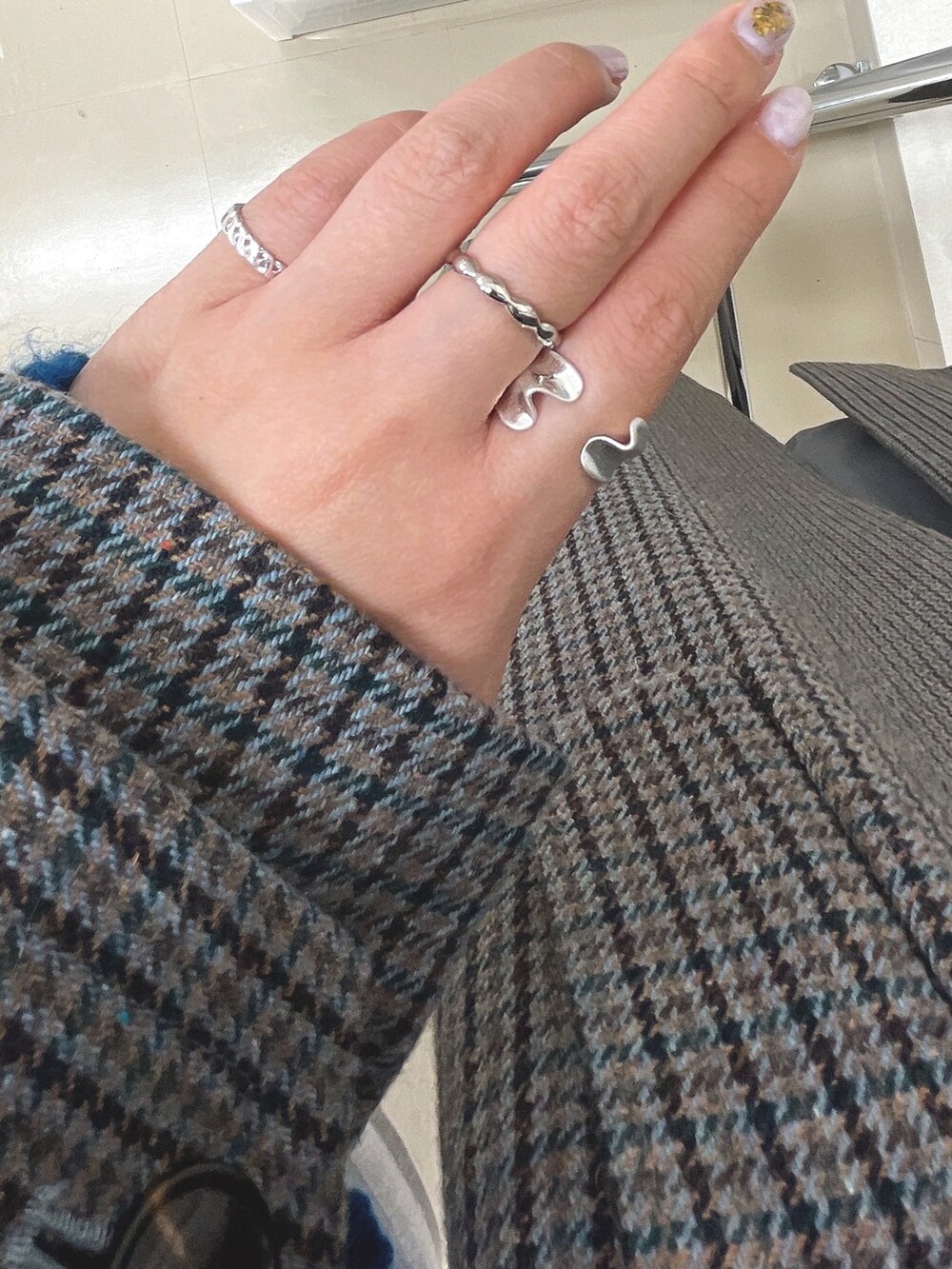 ブルー系のジャケット/アウター、シルバー系のリング、シルバー系のリングを着用したレディースの冬コーディネートの2枚目の写真