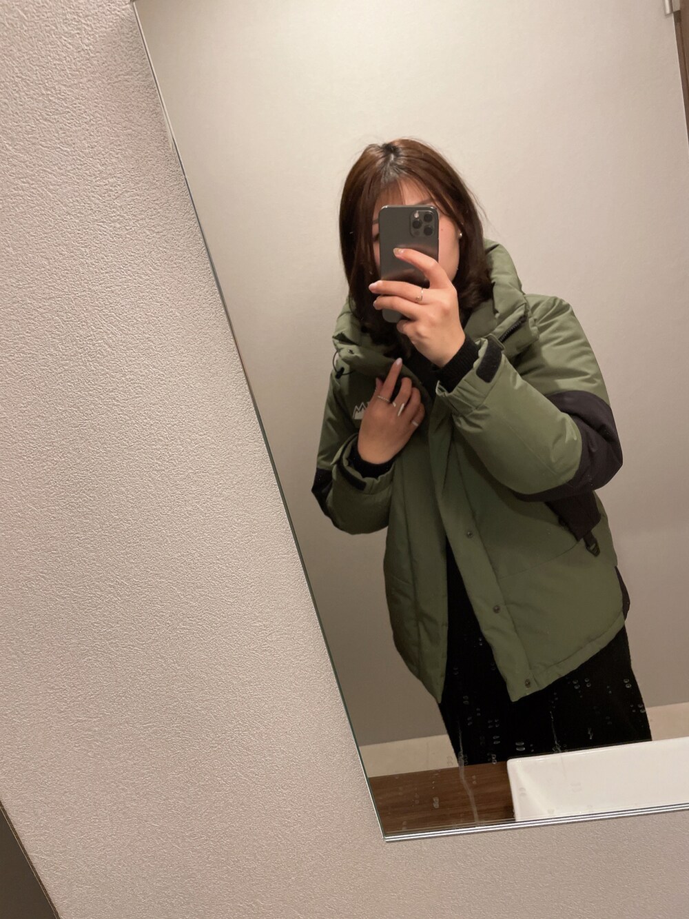 グリーン系のダウンジャケット/コート、シルバー系のリング、シルバー系のリングを着用したレディースの冬コーディネートの3枚目の写真