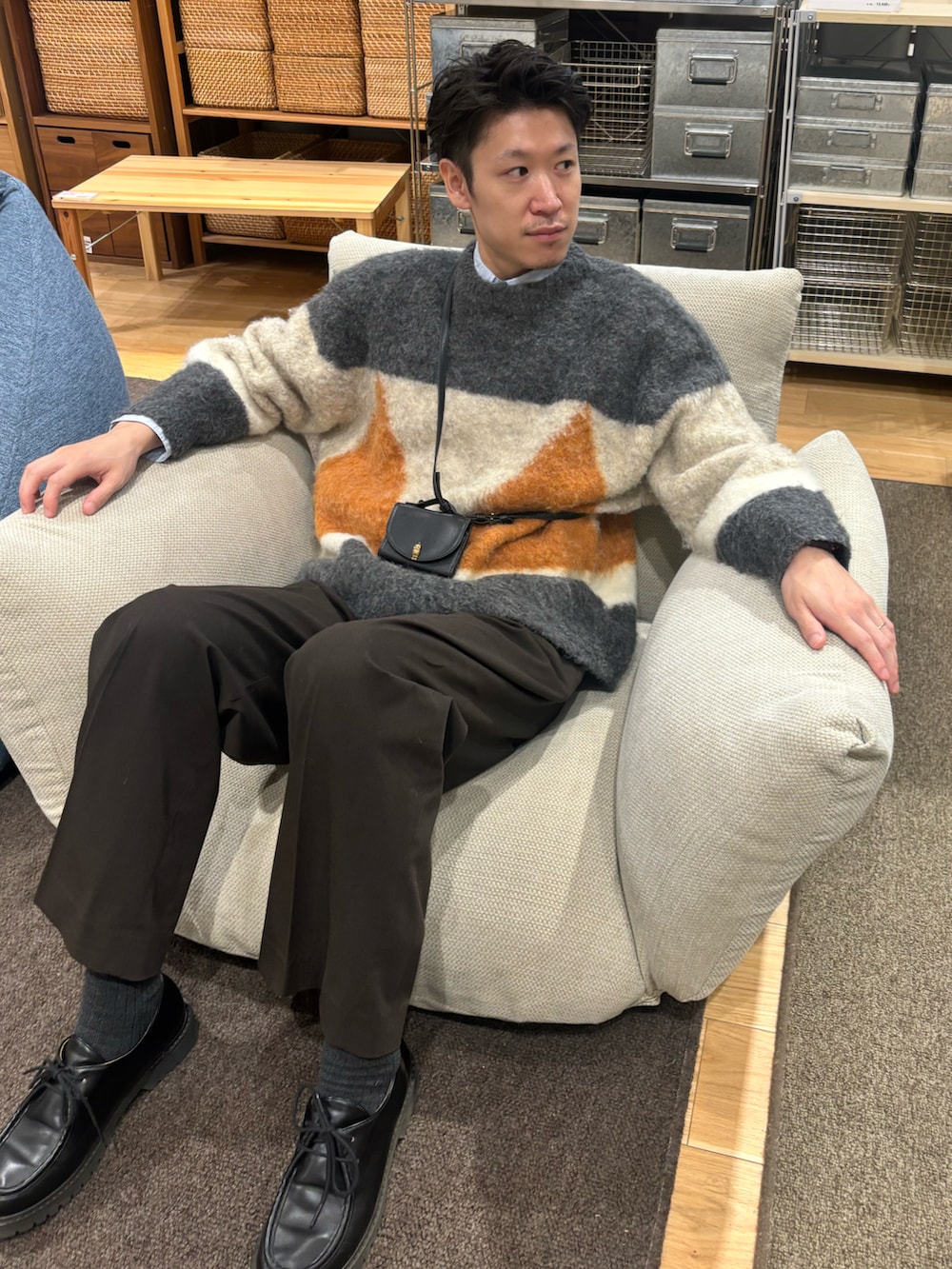 「秋っぽコーデ更新中、淡色コーデ、シンプルコーデ、大人カジュアル、秋服、シンプルスタイル、革靴、きれいめカジュアル、低身長コーデ、ユニクロ、UNIQLO、シンプル、シャツコーデ、スラックス、ニット」｜「mooimooiのチロリアンシューズ（モカシン/デッキシューズ、ブラック系）」を使った、YANさん（メンズ・167cm）の秋コーディネートの2枚目の写真