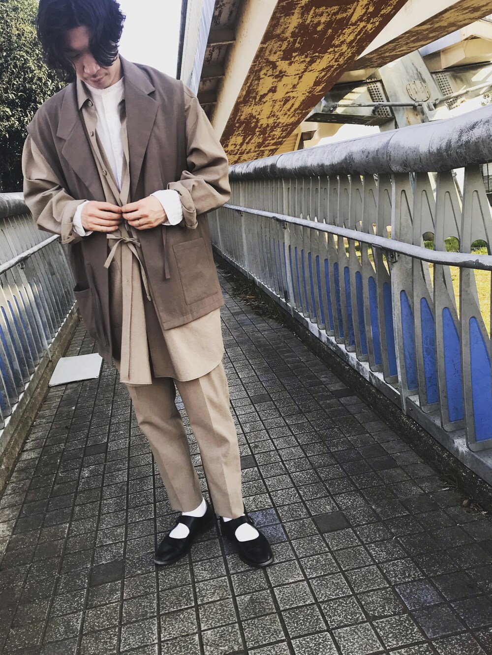 「春服デビュー宣言、オトナカジュアル、春服、今日のコーデ、シャツスタイル、淡色コーデ、トレンチコート、爽やかコーデ、シンプルコーデ、シャツ、UNIQLO、低身長、ブラウンコーデ、キレイめ、革靴」｜「MONKEY TIMEのアイテム（ベスト、ベージュ系）」を使った、YANさん（メンズ・167cm）の春コーディネートの2枚目の写真