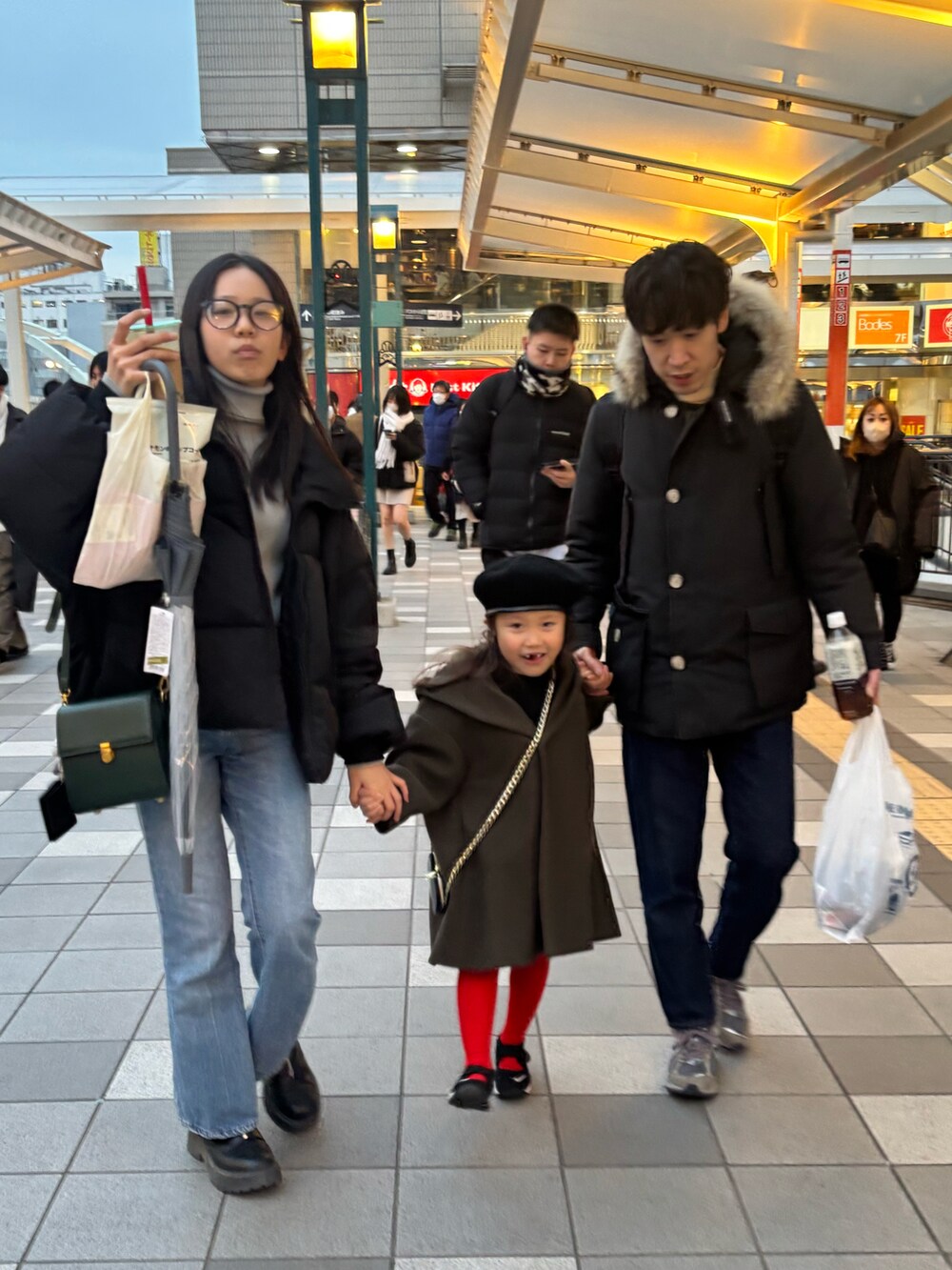 「大人コーデ、お出かけコーデ、モノトーン、シンプルスタイル、冬コーデ、ベレー帽、ワンピース、ダッフルコート、ポーチ、パリ、NIKE、タイツ」｜「CIAOPANIC TYPYのアイテム（ハンチング/ベレー帽、ブラック系）」を使った、YANさん（メンズ・167cm）の冬コーディネートの4枚目の写真