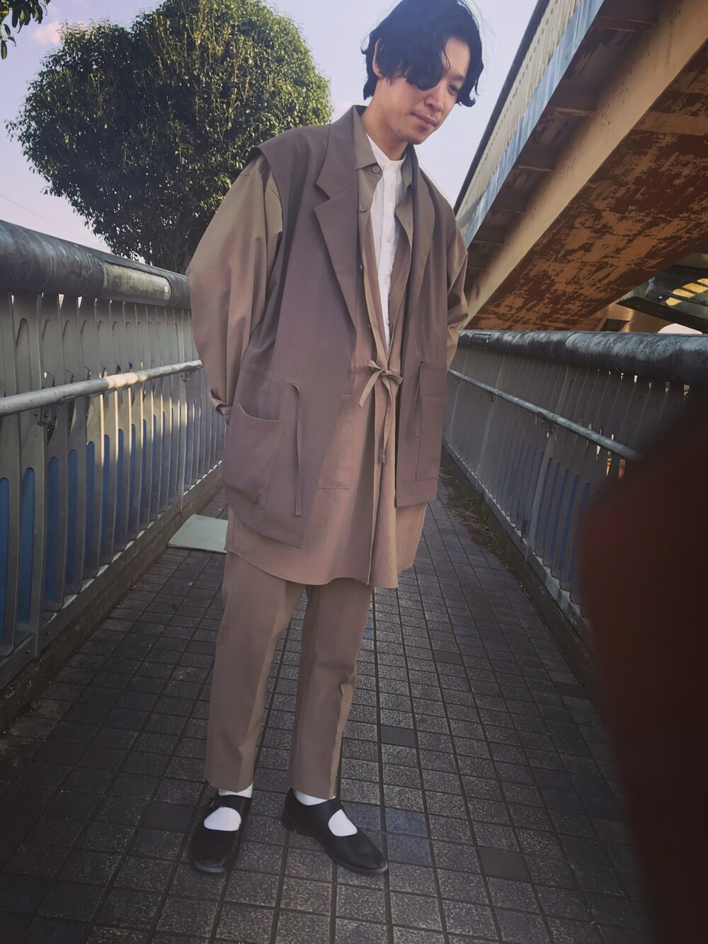 「春服デビュー宣言、オトナカジュアル、春服、今日のコーデ、シャツスタイル、淡色コーデ、トレンチコート、爽やかコーデ、シンプルコーデ、シャツ、UNIQLO、低身長、ブラウンコーデ、キレイめ、革靴」｜「MONKEY TIMEのアイテム（ベスト、ベージュ系）」を使った、YANさん（メンズ・167cm）の春コーディネートの3枚目の写真