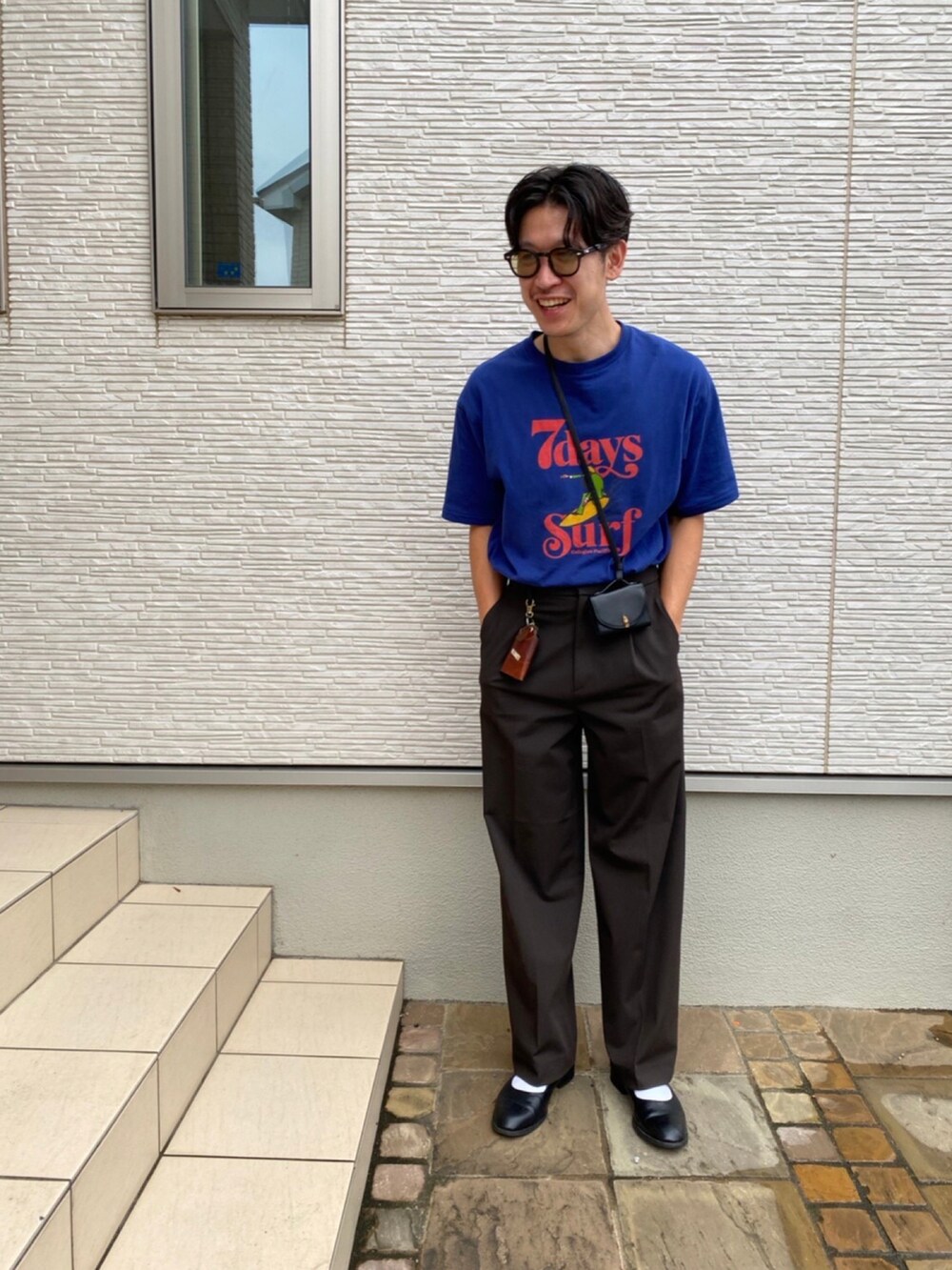 「夏コーデ、メンズコーデ、休日コーデ、今日のコーデ、大人コーデ、夏だ！Tシャツ着よう！、ハイウエスト、コバルトブルー、サングラス、ワイドパンツ、UNIQLO、タックイン」｜「UNIQLOのアイテム（スラックス、ブラウン系）」を使った、YANさん（メンズ・167cm）の夏コーディネートの2枚目の写真