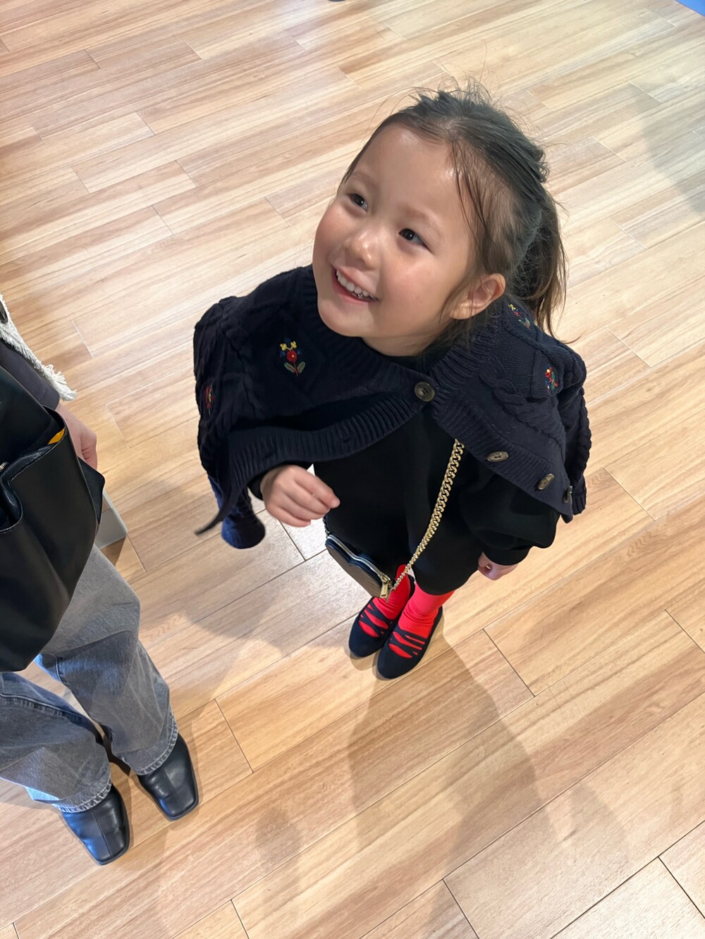 「シンプルスタイル、大人カジュアル、お出かけコーデ、今日のコーデ、休日スタイル、黒、大人コーデ、タイツ、カーディガン、チェーンバッグ」｜「LOWRYS FARMのアイテム（ワンピース、ブラック系）」を使った、YANさん（メンズ・167cm）の冬コーディネートの3枚目の写真