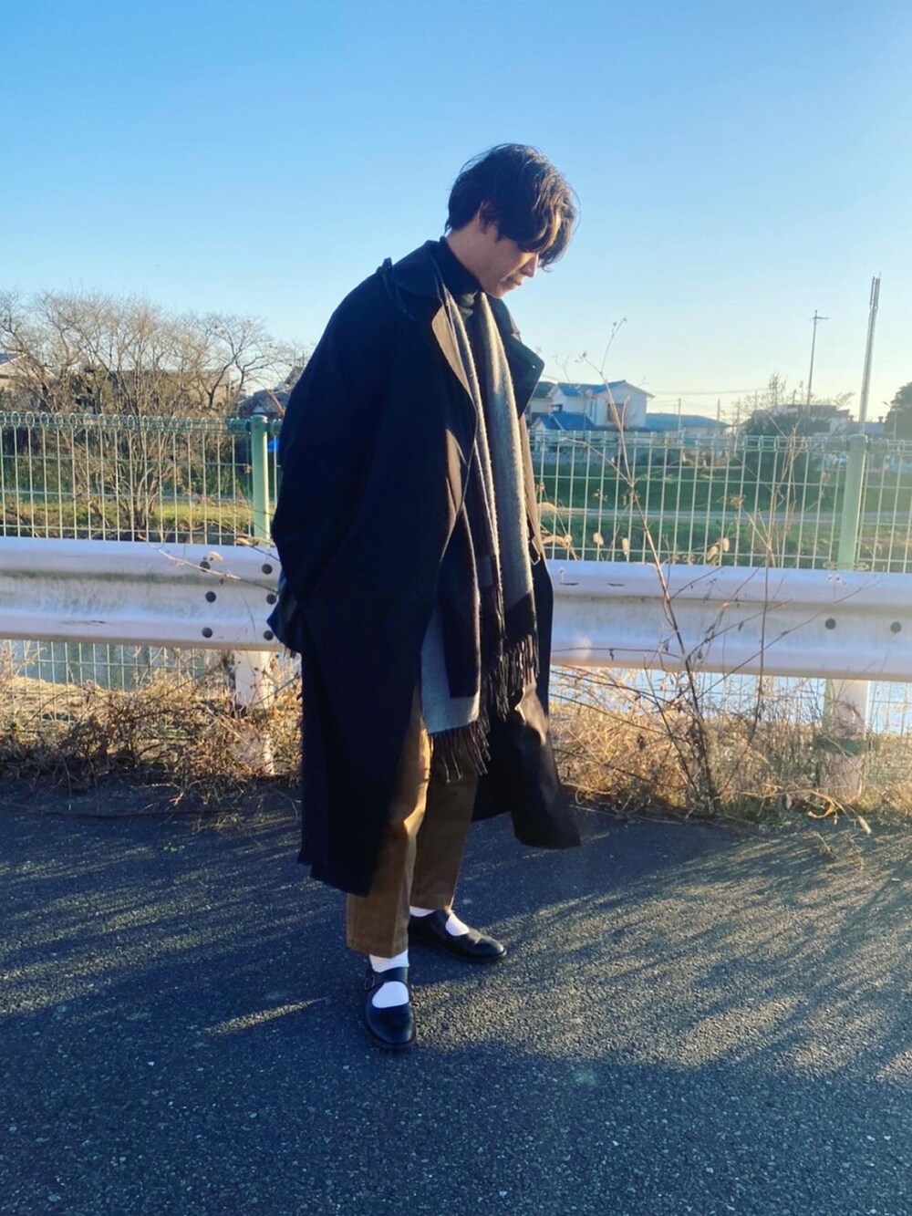 「休日スタイル、メンズコーデ、ビックシルエット、きれいめカジュアル、UNIQLO、レイヤードスタイル、低身長、革靴、キレイめ、大人コーデ、ベージュ、ポンチョ、新年一発目、ロングコート」｜「UNIQLOのアイテム（チノパンツ、ブラウン系）」を使った、YANさん（メンズ・167cm）の冬コーディネートの2枚目の写真