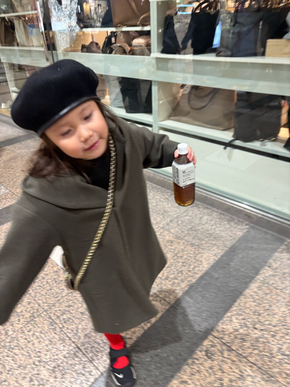「大人コーデ、お出かけコーデ、モノトーン、シンプルスタイル、冬コーデ、ベレー帽、ワンピース、ダッフルコート、ポーチ、パリ、NIKE、タイツ」｜「CIAOPANIC TYPYのアイテム（ハンチング/ベレー帽、ブラック系）」を使った、YANさん（メンズ・167cm）の冬コーディネートの3枚目の写真