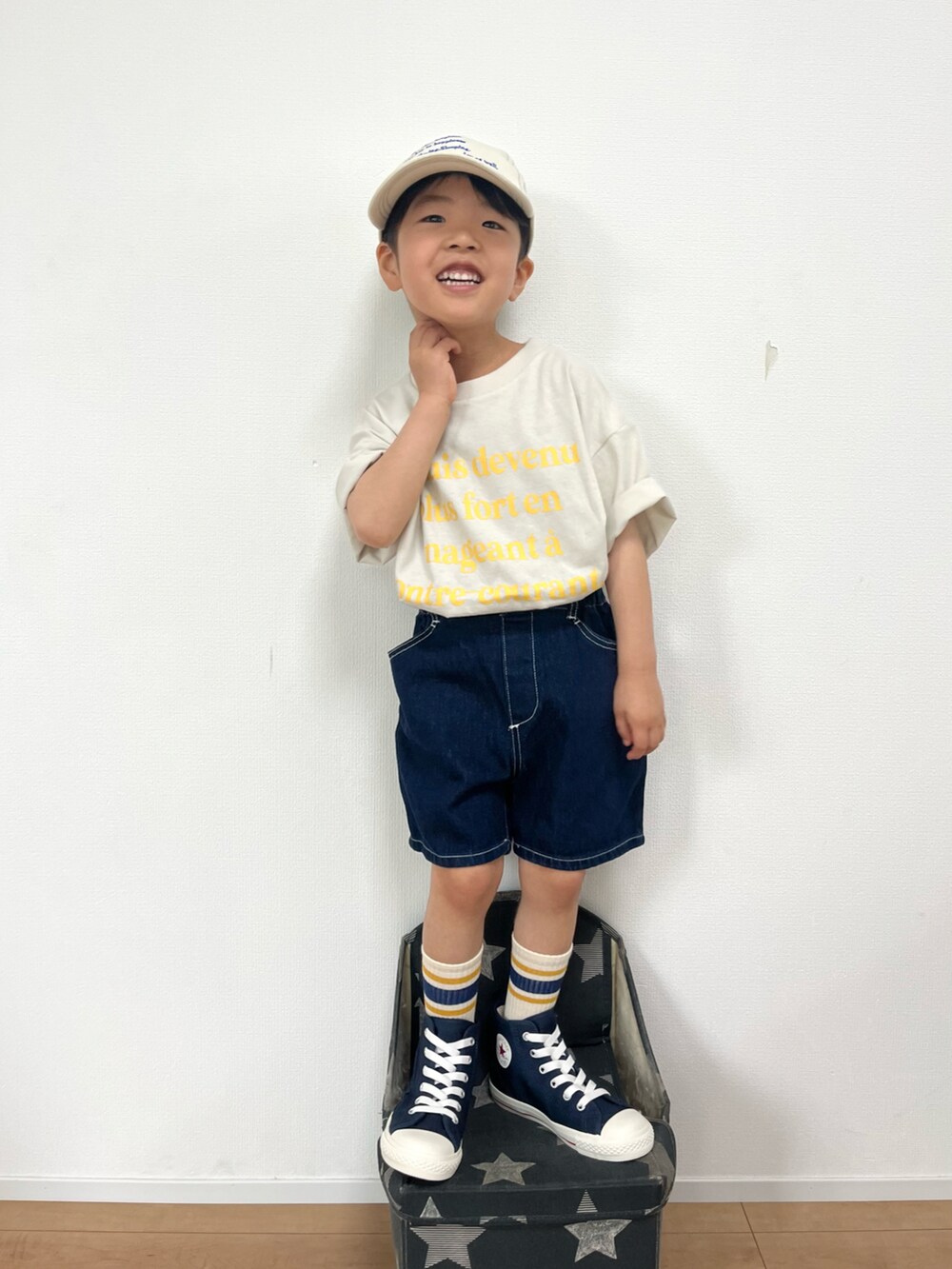 ホワイト系のTシャツ/カットソー、ブルー系のデニムパンツ、ブルー系のスニーカーを着用したキッズの春コーディネートの2枚目の写真