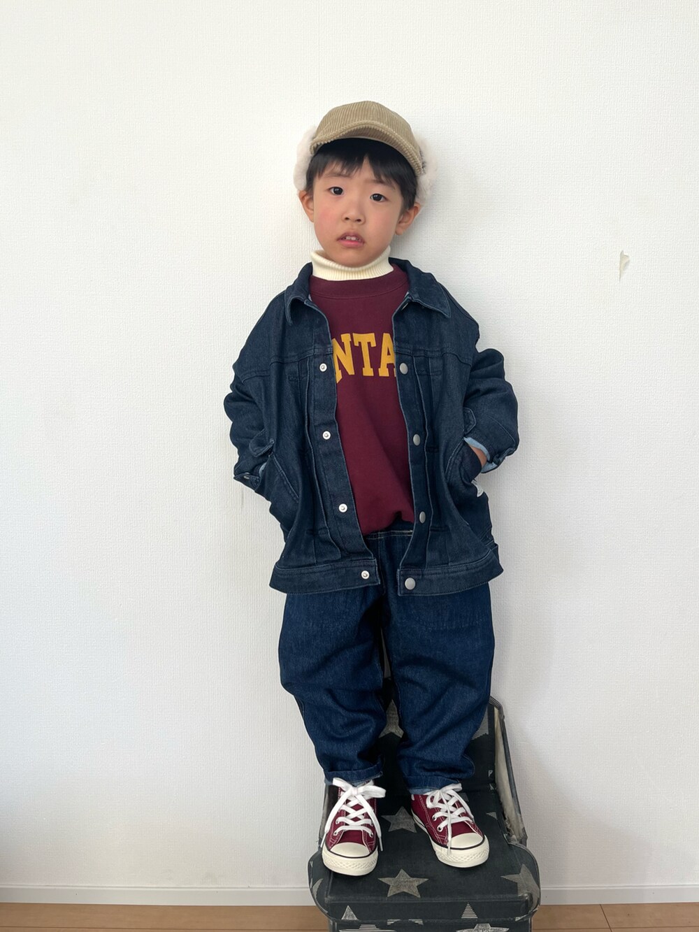 ブルー系のブルゾン、レッド系のスウェット、ホワイト系のニット/セーターを着用したキッズの冬コーディネートの2枚目の写真