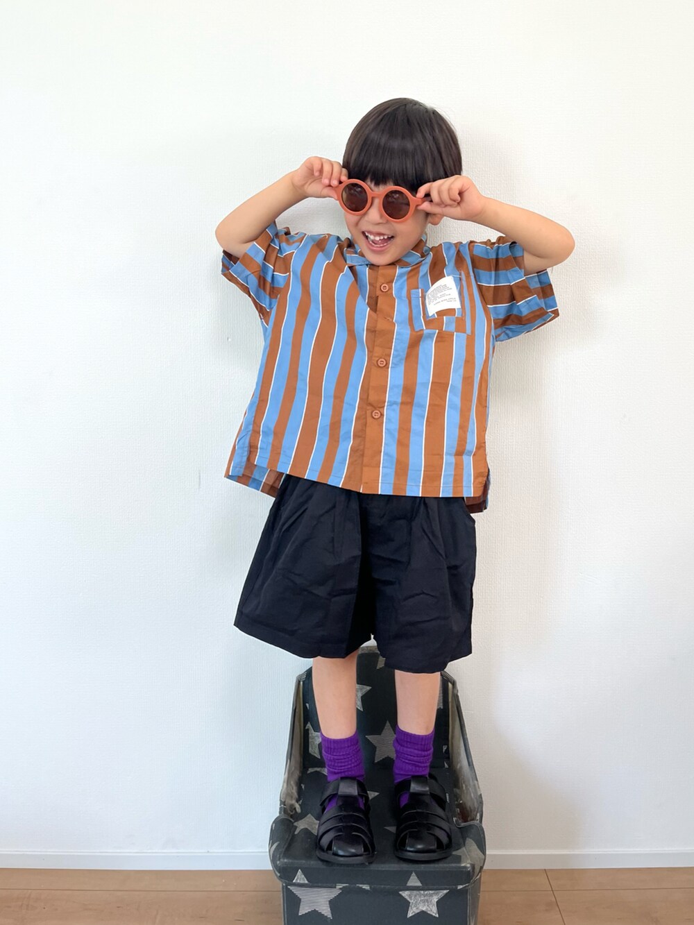 その他のシャツ/ブラウス、ブラック系のその他パンツ、ブラック系のサンダルを着用したキッズの夏コーディネートの2枚目の写真