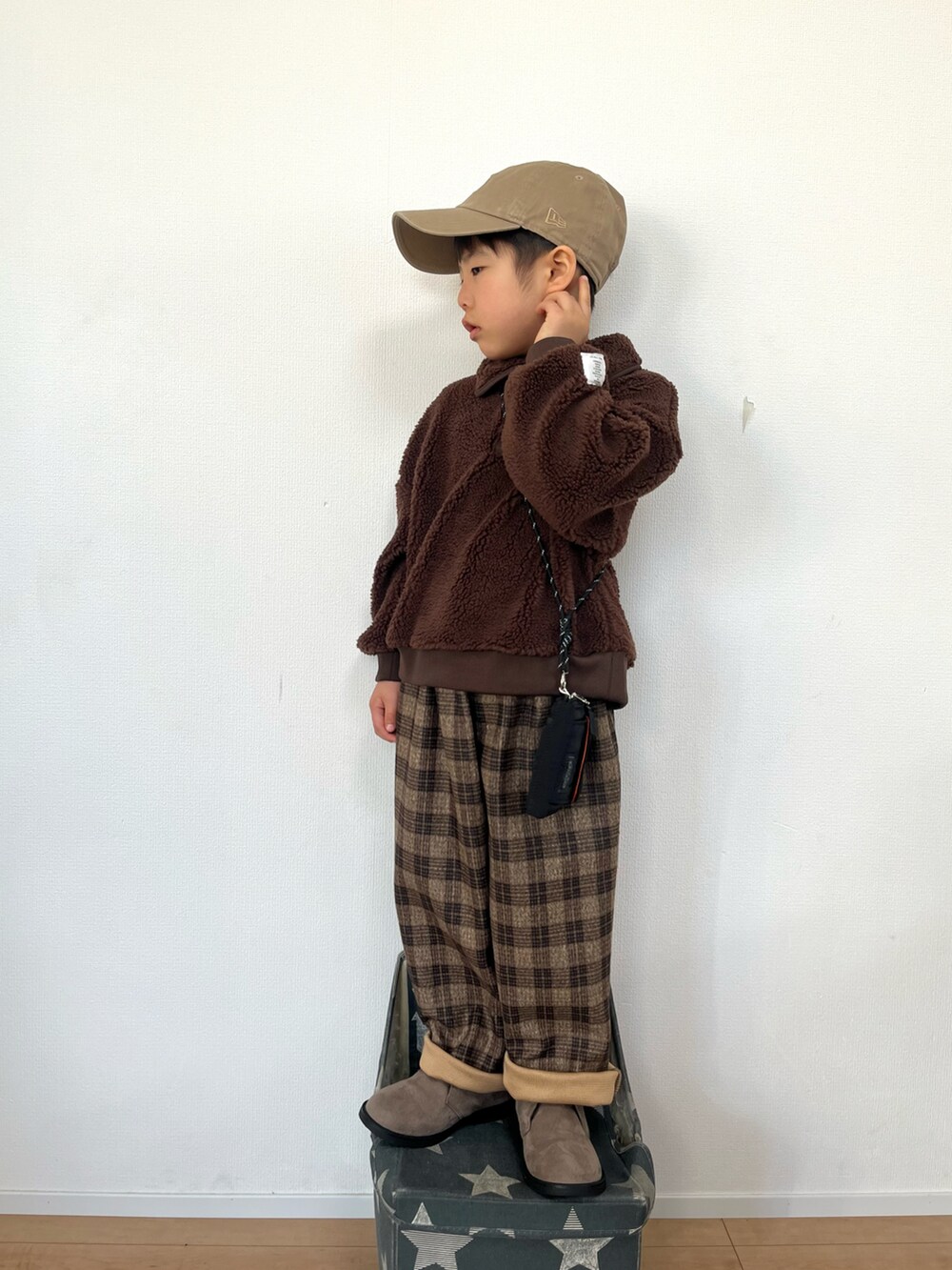 ブラウン系のTシャツ/カットソー、ブラウン系のパンツ、ブラウン系のその他シューズを着用したキッズの冬コーディネートの2枚目の写真