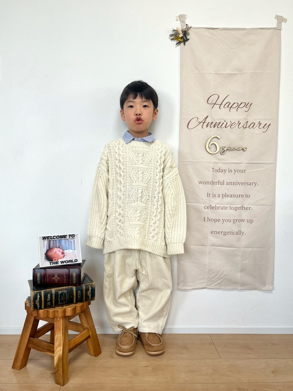 ホワイト系のニット/セーター、ブルー系のシャツ/ブラウス、ホワイト系のその他パンツを着用したキッズの冬コーディネートの2枚目の写真